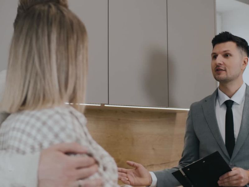 par razgovara sa agentom za prodaju nekretnina