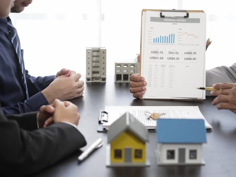 pravnik sa agentom proverava klijentu stan