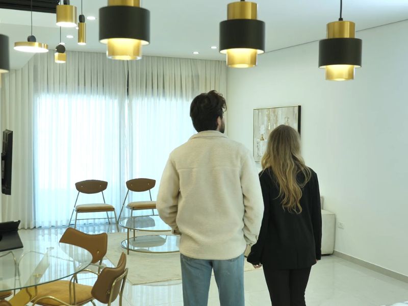 par stoji u dnevnom boravku i posmatra stan