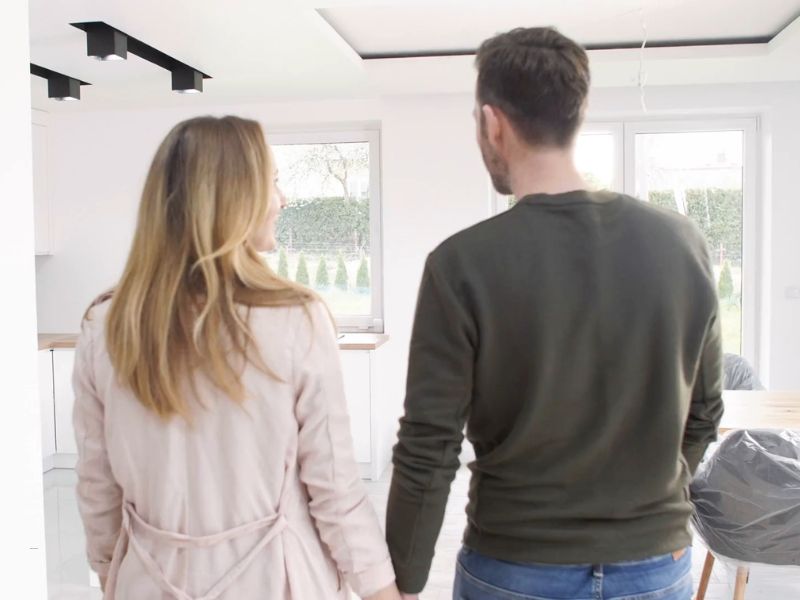 momak i devojka razgledaju stan pre kupovine