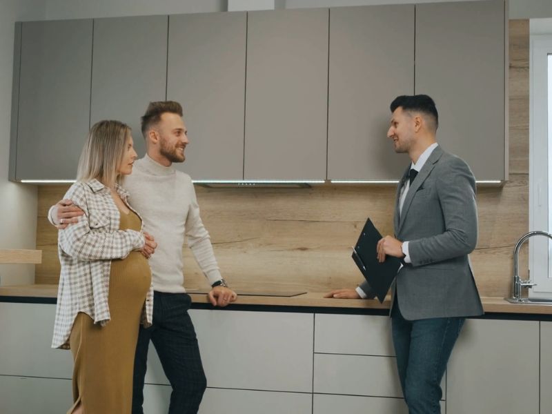 trudnica i njen suprug kod agenta gledaju stan pre kupovine