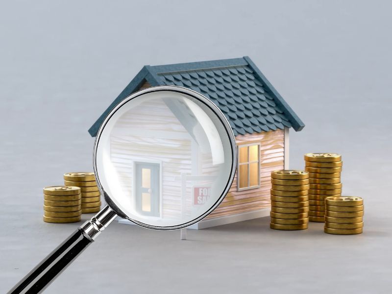 Prikaz kuće sa novcem i lupom, simulacija procene vrednosti nekretnine.